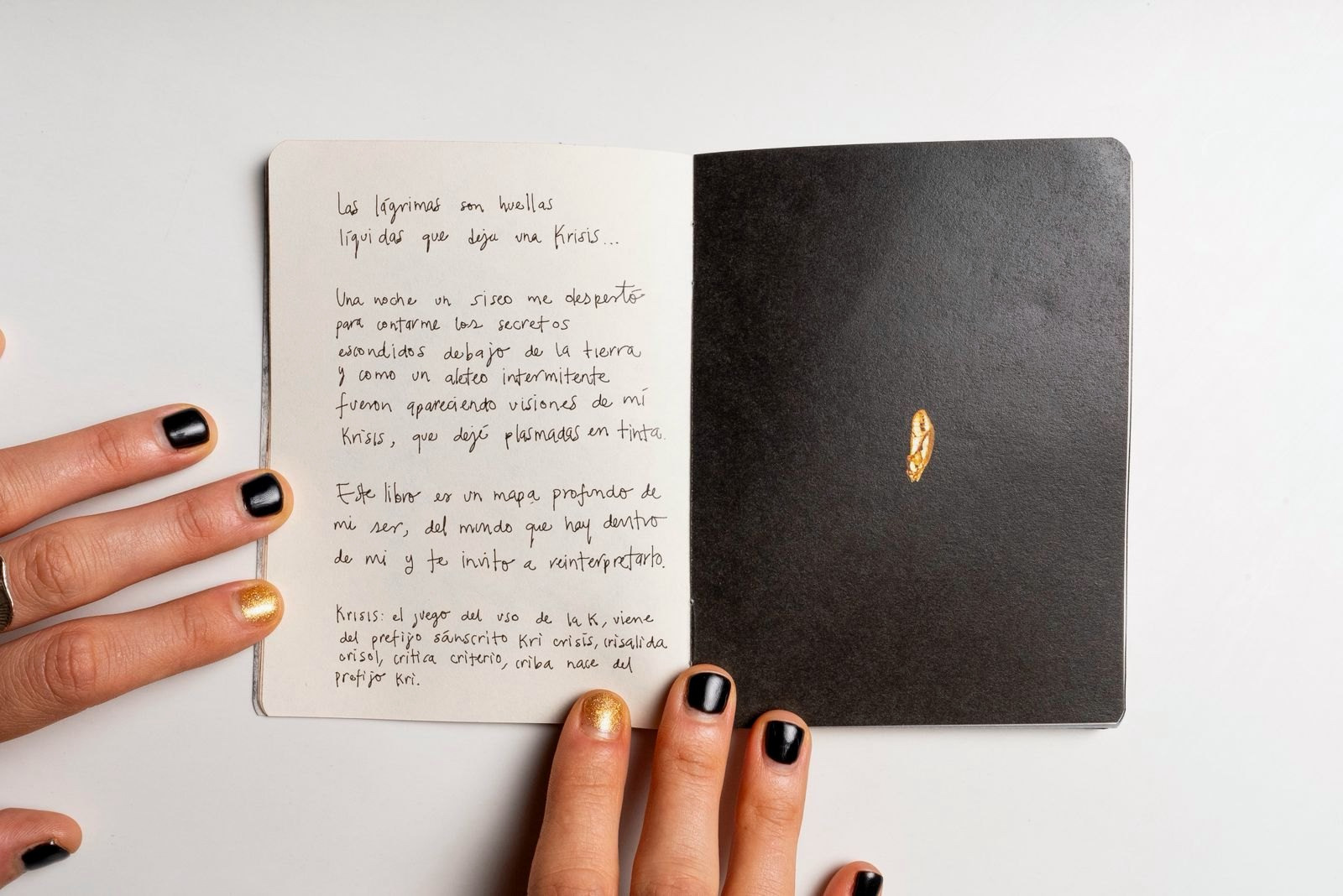 Piel del alma: Huella de una Krisis · página con escritura e intervención en oro